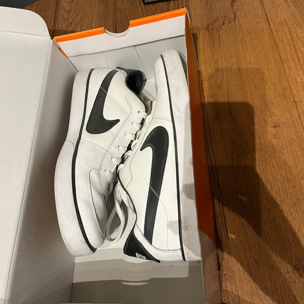 Barely worn Nikes men
